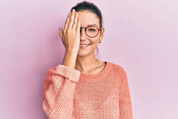 Jeune Femme Caucasienne Portant Des Vêtements Décontractés Des Lunettes Couvrant — Photo