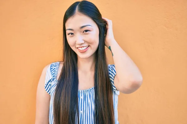 Jeune Femme Chinoise Souriante Heureuse Penchée Sur Mur Rue Ville — Photo