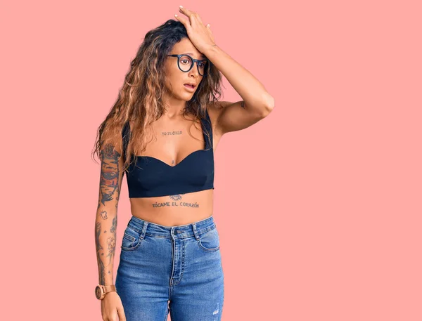 Young Hispanic Woman Tattoo Wearing Casual Clothes Glasses Surprised Hand — 스톡 사진