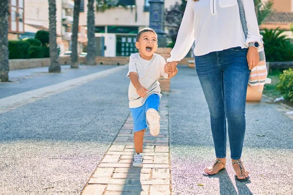 Adorable Madre Latina Hijo Caminando Por Ciudad —  Fotos de Stock