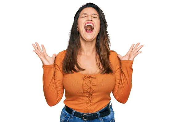 Schöne Hispanische Frau Lässiger Kleidung Feiert Verrückt Und Verrückt Nach — Stockfoto