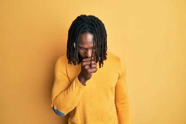 Homem Afro Americano Com Tranças Vestindo Camisola Amarela Casual Sentindo — Fotografia de Stock