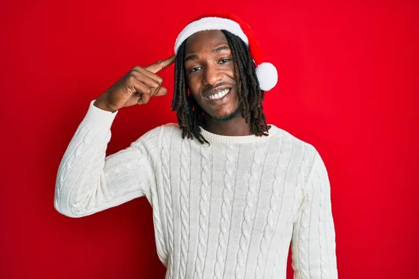 Homem Afro Americano Com Tranças Usando Chapéu Natal Sorrindo Apontando — Fotografia de Stock