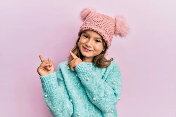 Niña Hermosa Con Suéter Lana Lindo Sombrero Invierno Sonriendo Mirando —  Fotos de Stock