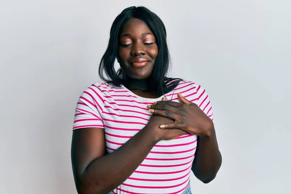 Afrikanische Junge Frau Lässig Gestreiftem Shirt Mit Lächelnden Händen Auf — Stockfoto