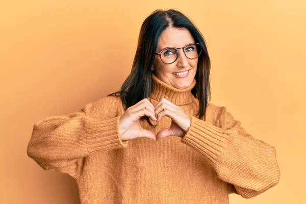 Mulher Morena Meia Idade Vestindo Camisola Inverno Casual Sobre Fundo — Fotografia de Stock