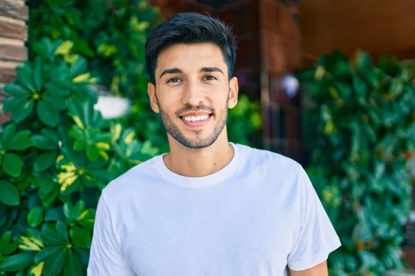 Joven Latino Sonriendo Feliz Caminando Por Ciudad —  Fotos de Stock