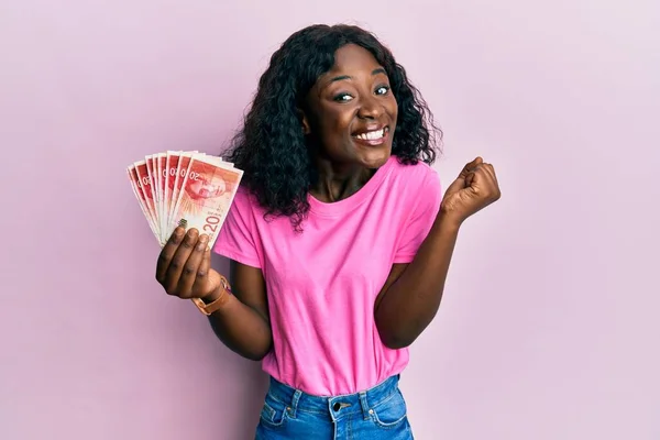 Hermosa Mujer Joven Africana Sosteniendo Billetes Shekels Israelíes Gritando Orgullosos — Foto de Stock