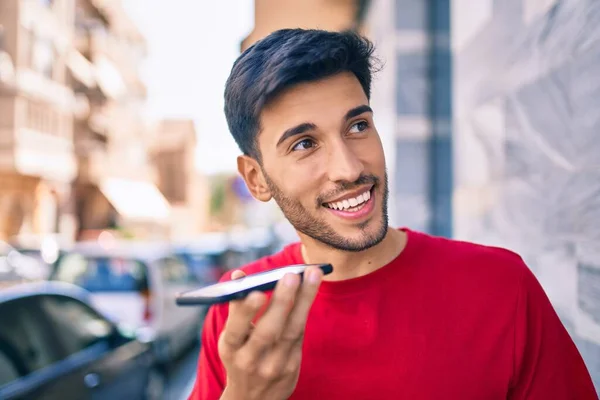 Ung Latin Man Ler Glad Skicka Röstmeddelande Med Smartphone Staden — Stockfoto