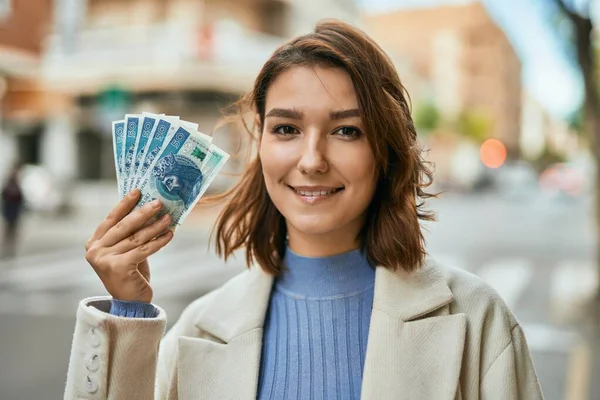 Jovem Hispânica Sorrindo Feliz Segurando Notas Zloty Polonês Cidade — Fotografia de Stock