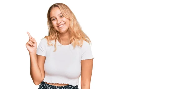 Jong Blond Meisje Dragen Casual Wit Tshirt Tonen Wijzen Met — Stockfoto