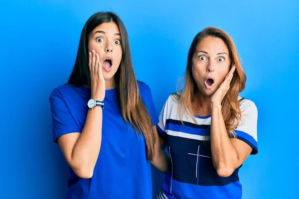 Família Hispânica Mãe Filha Vestindo Roupas Casuais Sobre Fundo Azul — Fotografia de Stock