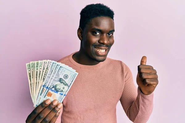 Όμορφος Μαύρος Που Κρατάει Δολάρια Δείχνοντας Τον Αντίχειρα Στο Πλάι — Φωτογραφία Αρχείου