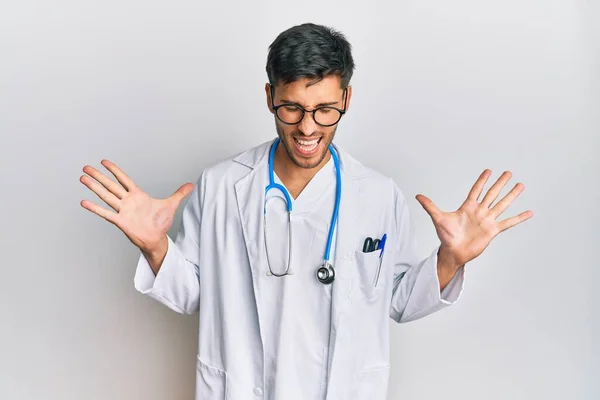 Joven Hombre Guapo Vistiendo Uniforme Médico Estetoscopio Celebrando Loco Loco — Foto de Stock