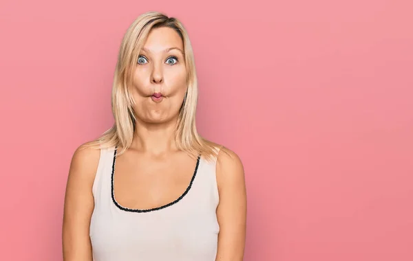 Donna Caucasica Mezza Età Che Indossa Abiti Casual Facendo Faccia — Foto Stock