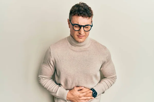 스페인 청년은 터틀넥 스웨터 입고위에 얹었다 — 스톡 사진