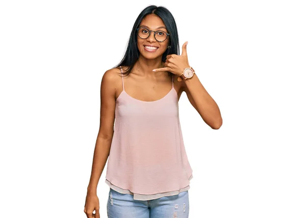 Młoda Afroamerykanka Luźnych Ciuchach Okularach Uśmiechnięta Wykonująca Telefon Ręką Palcami — Zdjęcie stockowe