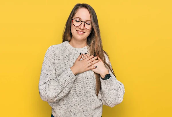 Mujer Rubia Joven Vistiendo Suéter Casual Gafas Sonriendo Con Las —  Fotos de Stock