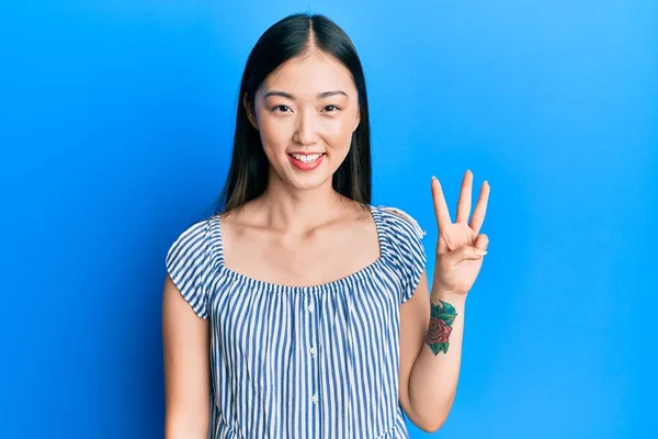 Νεαρή Κινέζα Γυναίκα Φορώντας Casual Ριγέ Shirt Που Δείχνει Και — Φωτογραφία Αρχείου