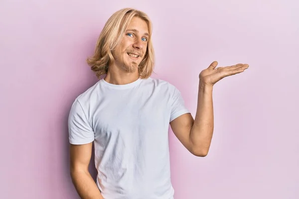 Jovem Caucasiano Com Cabelo Comprido Vestindo Camiseta Branca Casual Sorrindo — Fotografia de Stock