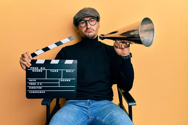 Bell Uomo Con Tatuaggi Che Tengono Clapboard Del Video Più — Foto Stock