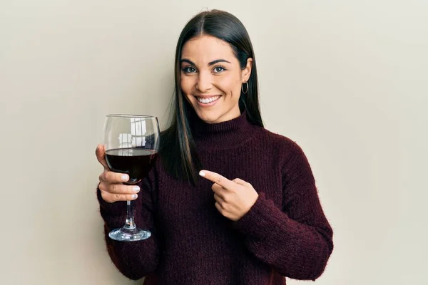 Joven Morena Bebiendo Una Copa Vino Tinto Sonriendo Feliz Señalando —  Fotos de Stock