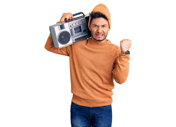 Knappe Latijn Amerikaanse Jongeman Met Boombox Luisteren Naar Muziek Boos — Stockfoto