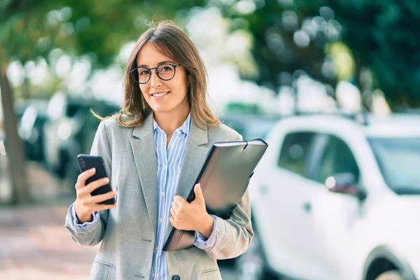 Ung Latinamerikansk Affärskvinna Ler Glad Med Smartphone Stan — Stockfoto