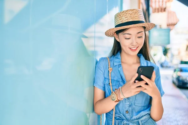 Junge Chinesische Touristin Lehnt Sich Mit Smartphone Der Stadt Die — Stockfoto