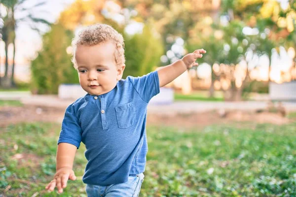 Söt Och Glad Liten Pojke Som Har Roligt Parken Solig — Stockfoto