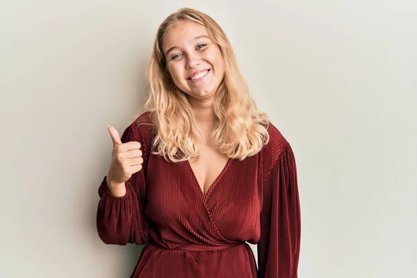 Menina Loira Jovem Vestindo Roupas Casuais Sorrindo Feliz Positivo Polegar — Fotografia de Stock