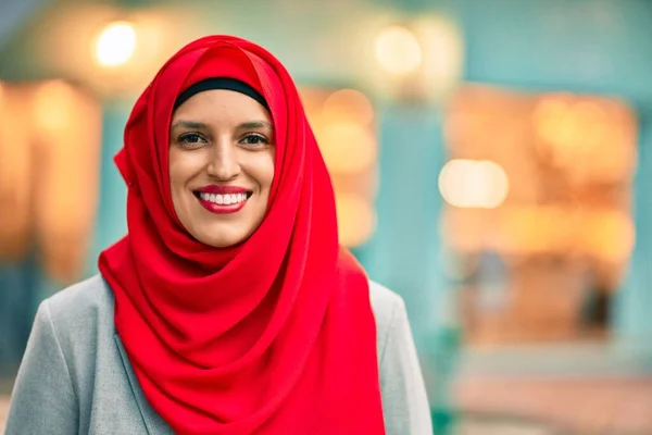 Junge Araberin Hijab Lächelt Glücklich Die Stadt — Stockfoto