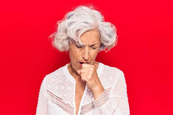 気軽な服装で風邪や気管支炎の症状として咳をするシニア白髪の女性 ヘルスケアの概念 — ストック写真