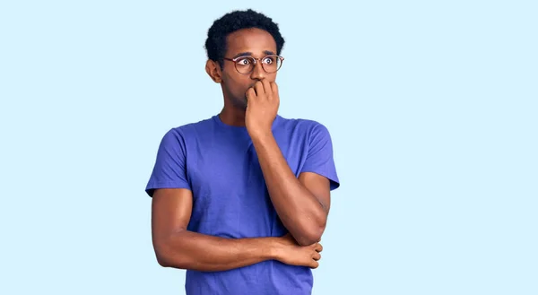 Afrikai Jóképű Férfi Alkalmi Ruhát Szemüveget Visel Stresszesnek Idegesnek Tűnik — Stock Fotó