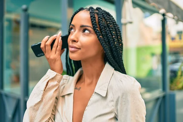 Joven Mujer Afroamericana Sonriendo Feliz Escuchando Mensaje Audio Utilizando Teléfono —  Fotos de Stock