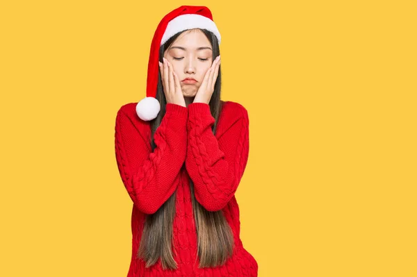 Genç Çinli Kadın Noel Şapkası Takıyor Yorgun Eller Yüzünü Kapatıyor — Stok fotoğraf