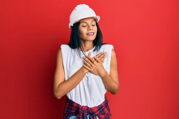 Joven Mujer Afroamericana Vestida Arquitecto Hardhat Sonriendo Con Las Manos — Foto de Stock