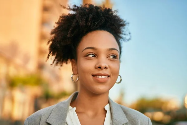 Joven Mujer Negocios Afroamericana Sonriendo Feliz Pie Ciudad — Foto de Stock