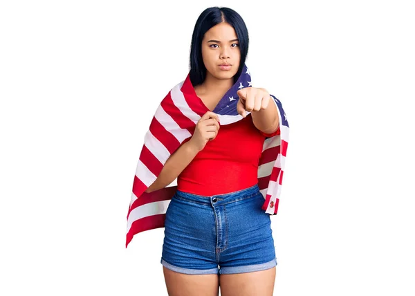 Młoda Piękna Azjatycka Dziewczyna Trzyma Flagę Stanów Zjednoczonych Wskazując Palcem — Zdjęcie stockowe