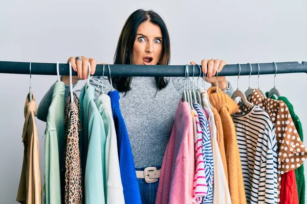 Donna Bruna Mezza Età Che Lavora Come Personal Shopper Professionista — Foto Stock