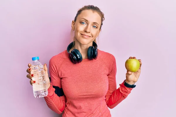 Schöne Kaukasische Sportlerin Mit Wasserflasche Und Grünem Apfel Entspannt Mit — Stockfoto