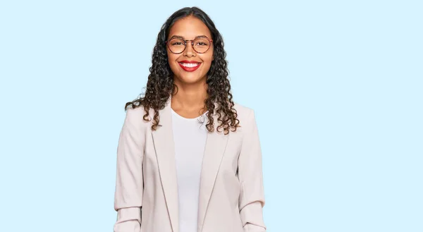 Chica Afroamericana Joven Que Usa Ropa Negocios Con Una Sonrisa — Foto de Stock