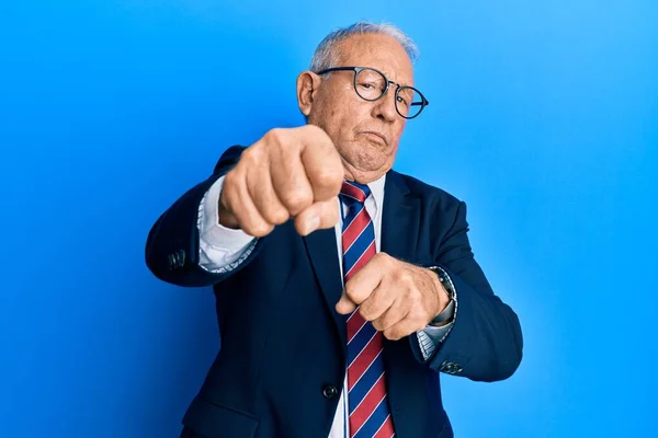 Idősebb Fehér Férfi Öltönyben Nyakkendőben Ököllel Harcol Agresszív Dühös Támadás — Stock Fotó