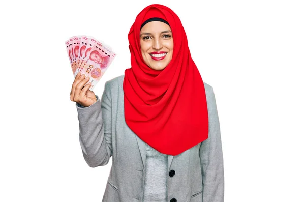 Mulher Hispânica Bonita Vestindo Hijab Islâmico Segurando Notas Yuan Chinês — Fotografia de Stock