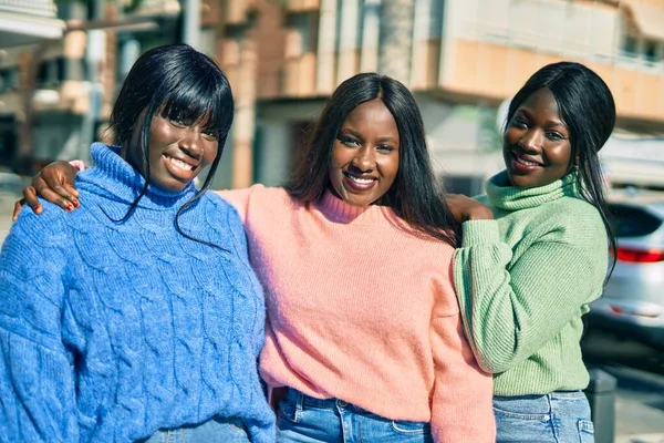 3人のアフリカ系アメリカ人の友人が市内で抱き合って笑っています — ストック写真