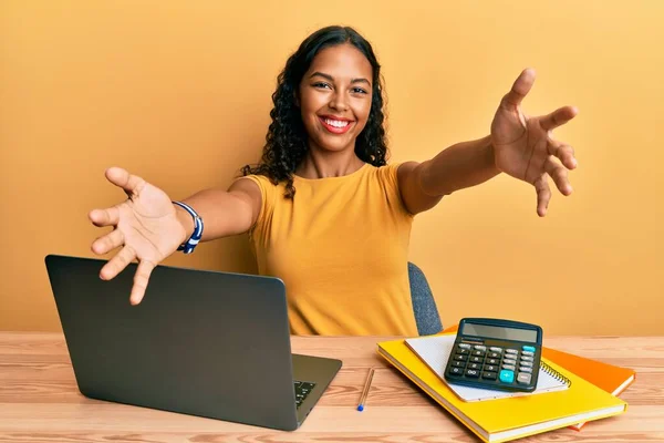 Joven Afroamericana Que Trabaja Oficina Con Laptop Calculadora Mirando Cámara —  Fotos de Stock