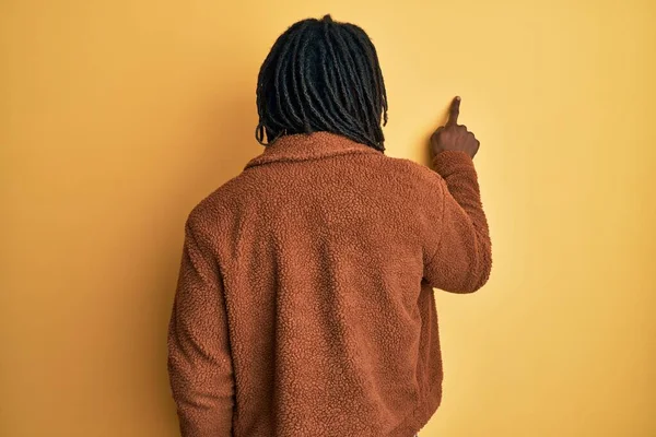 Africano Americano Com Tranças Vestindo Casaco Retro Marrom Posando Para — Fotografia de Stock