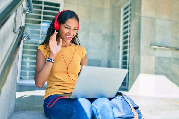 Joven Estudiante Afroamericana Haciendo Videollamada Usando Laptop Universidad — Foto de Stock