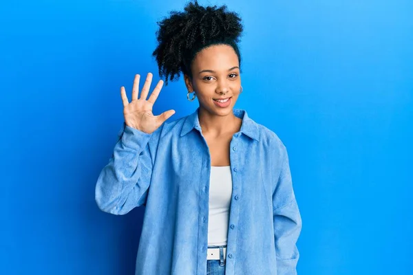 Молода Афроамериканка Одягнена Повсякденний Одяг Показує Вказує Вгору Пальцями Номер — стокове фото
