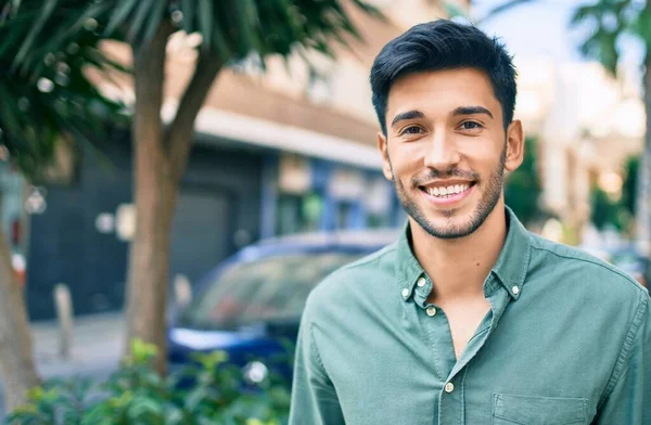 Jonge Latijnse Man Glimlachend Gelukkig Wandelen Naar Stad — Stockfoto